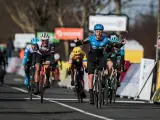 Giacomo Nizzolo gana al sprint en la París-Niza