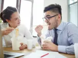 Aunque se coma en el trabajo, hay que producrar una dieta saludable y equilibrada.