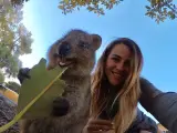 Una joven posa con un 'sonriente' quokkas.