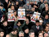 Hombres sostienen una im&aacute;genes del periodista opositor saud&iacute; Jamal Khashoggi mientras rezan en la mezquita Fatih, en Estambul (Turqu&iacute;a)