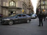 El coche oficial del presidente del Gobierno, Pedro S&aacute;nchez, escoltado por otros dos coches y un cord&oacute;n de seguridad en Barcelona