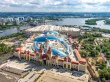 El parque de atracciones abarca 300.000 metros cuadrados, entre el propio parque y el centro comercial.