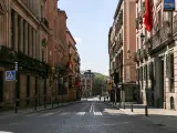 Imagen de la Calle Mayor de Madrid, completamente vac&iacute;a tras el anuncio del estado de alarma por el coronavirus.