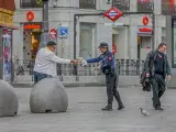 Un polic&iacute;a municipal de Madrid pone una multa a un viandante por no respetar la cuarentena en Madrid.