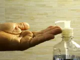 Imagen de archivo de una botella de gel desinfectante para manos.