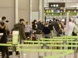 Una de las largas colas para facturar equipaje en el Aeropuerto de Barajas, donde muy pocas aerol&iacute;neas ofrecen vuelos.