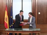 El presidente del Gobierno, Pedro S&aacute;nchez, y el secretario general de Podemos, Pablo Iglesias, presenta el programa de la coalici&oacute;n