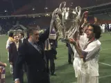 Lorenzo Sanz y su hijo, Fernando, tras ganar la Champions League
