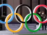 El Comité Olímpico Internacional ha dejado a los Juegos Olímpicos de Tokio al borde del abismo. El máximo organismo olímpico ha anunciado que las próximas cuatro semanas serán claves en la decisión del aplazamiento de los Juegos y será durante este periodo en el que anuncien la nueva fecha. A día de hoy, la cancelación de estos está descartada y desde Suiza ya barajan tres escenarios distintos.
