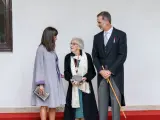 La escritora uruguaya Ida Vitale posa con los Reyes de España, Letizia y Felipe VI durante el Premio Cervantes 2018.