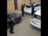 Policías locales de Mallorca, animando a los vecinos.