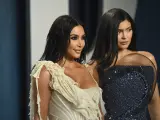 Kim Kardashian and Kylie Jenner en la fiesta de Vanity Fair de los Oscar.