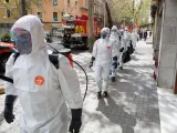 Efectivos de la Unidad Militar de Emergencias (UME) realizan este viernes tareas de desinfección en la residencia de ancianos Marvi Park de Barcelona