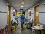 Un trabajador sanitario camina por el pasillo de un hospital en Mil&aacute;n.
