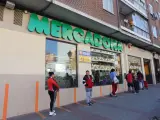 Varias personas esperan para poder entrar a comprar en un supermercado Mercadona de Madrid en plena crisis sanitaria por coronavirus donde los españoles llevan confinados en sus hogares casi dos semanas, en Madrid (España), a 26 de marzo de 2020.