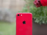 El nuevo iPhone SE estará disponible en rojo, negro y blanco.
