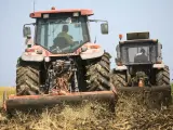 Tractores trabajando en el campo