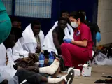 Los servicios médicos atienden a migrantes que han cruzado la valla de Melilla