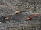 Los equipos de búsqueda trabajan este lunes en el vertedero de Zaldibar (Vizcaya).