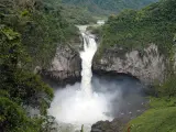 La Cascada de San Rafael, antes de &quot;difuminar&quot; su ca&iacute;da de 150 metros.