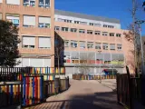 Edificio y patio de juegos del colegio El Porvenir de Madrid.