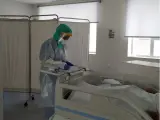 Una profesional sanitaria en el Hospital atiende a un paciente