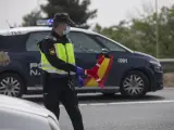 Agentes de la policía nacional regulan el tráfico en un control policial