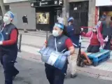 Varios trabajadores del supermercado Carrefour han recreado una procesión con unos palés y unas garrafas de agua en el barrio madrileño de Príncipe de Vergara.