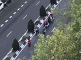 Varios trabajadores del supermercado Carrefour han recreado una procesión con unos palés y unas garrafas de agua en el barrio madrileño de Príncipe de Vergara.