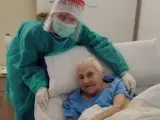 Josefina Ainsa, que ha recibido el alta tras superar la Covid-19 con 100 años, con una de las enfermeras.