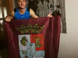 Luis Alonso con la bandera de la Diputacion de Segovia.