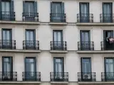 Una pareja conversa en el balcón de su casa en Madrid durante la cuarentena.
