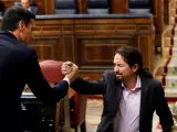 El líder de Podemos saluda a Pedro Sánchez en el Congreso de los Diputados