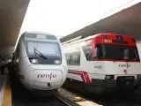 Fotografía de dos trenes de Renfe.