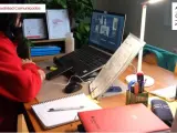Persona trabajando frente a su ordenador en imagen de archivo.
