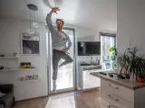 Patrik Holecek, otro de los bailarines del Ballet Nacional Checo, realiza un salto en el loft donde reside en Praga.