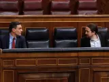 Pedro S&aacute;nchez y Pablo Iglesias conversan durante el pleno en el Congreso.