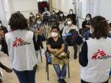 Trabajadoras de Médicos Sin Fronteras (MSF) hacen formación presencial para el personal sanitario que empezará a trabajar en una residencia para ancianos con coronavirus, en Barcelona a 16 de abril del 2020