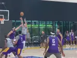 Un entrenamiento de los Lakers.