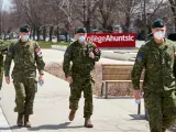 Miembros del Ejército canadiense llegan a un centro de personas mayores dependientes en Montreal, para prestar ayuda ante la pandemia de COVID-19.