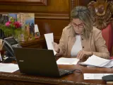 La alcaldesa de Toledo, Milagros Tolón, estudia expedientes.