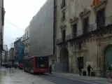 Un autobús circula por delante del Ayuntamiento de Alicante.