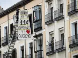 Bomberos de Madrid felicitan a Inocencia Zofío, la mujer más longeva de Madrid, que cumplió 110 años confinada por el coronavirus en su domicilio de la céntrica calle Bailén.