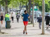 Un hombre corriendo durante el primer día en el que los españoles pueden pasear y hacer ejercicio.