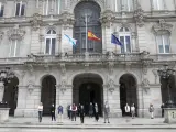 Concejales de A Coruña guardan un minuto de silencio en recuerdo de las víctimas del COVID-19