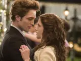 Robert Pattinson (Edward Cullen) y Kristen Steward (Bella Swan) en la película 'Crepúsculo'.
