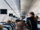 El personal del avión al ir llevando la comida a los pasajeros se está exponiendo a posibles contagios. Una posible solución durante la pandemia es que los viajeros reciban comida fría y empaquetada en el momento de subir al avión y así se reducen los contactos.