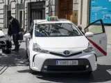Un taxista deja a un pasajero en una calle de Madrid.