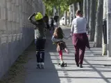 Una familia pasea por las calles de Madrid