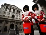 Guardias Granaderos en campaña de Amapola, en las inmediaciones del Banco de Inglaterra, en Londres (EFE/ Andy Rain)